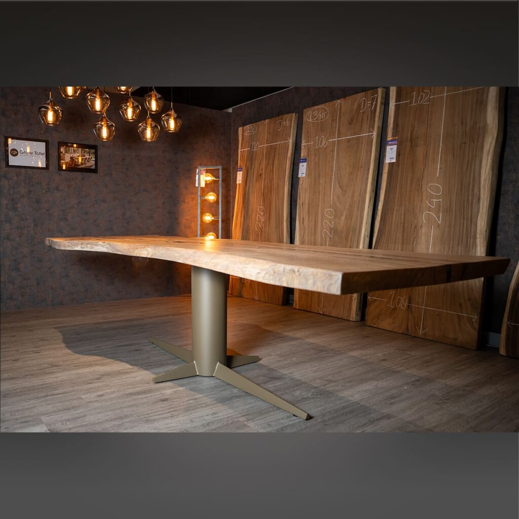 Eiken / Epoxy kunststuk van 308cm breed
