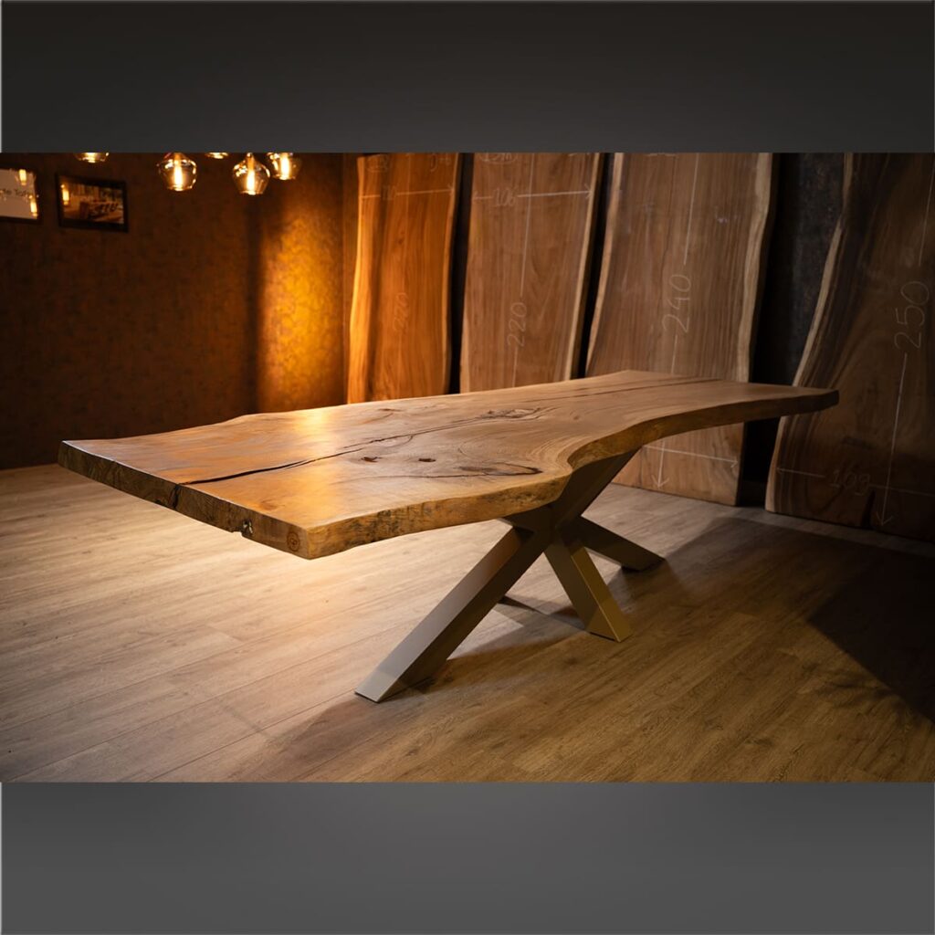 Eiken tafelblad met heldere epoxy rivier