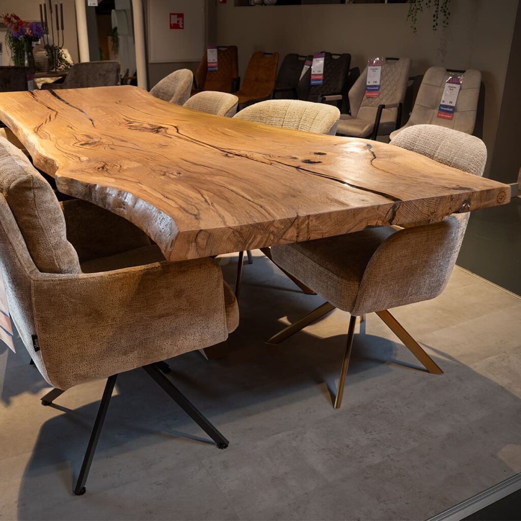 Eiken / Epoxy kunststuk van 308cm breed