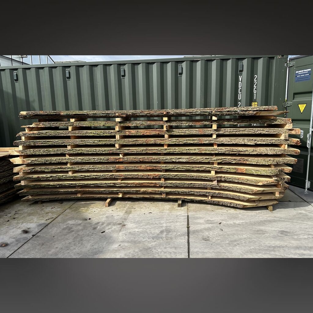 Stapel massief eikenhouten tafelbladen in de werkplaats